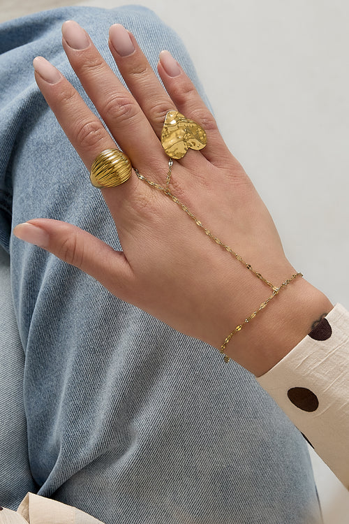 Hand chain with chunky chain